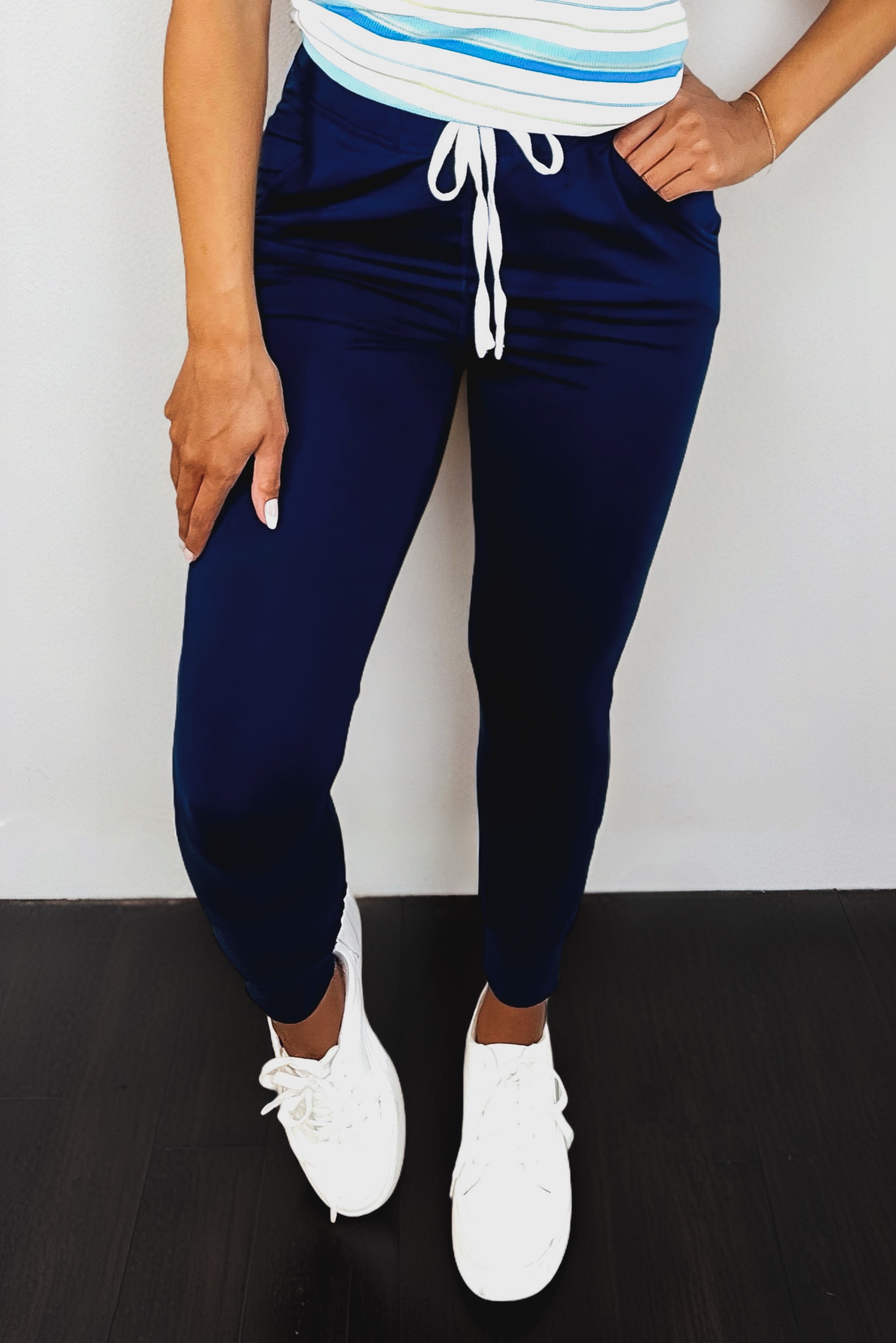 Giving the Run Around Joggers • Navy