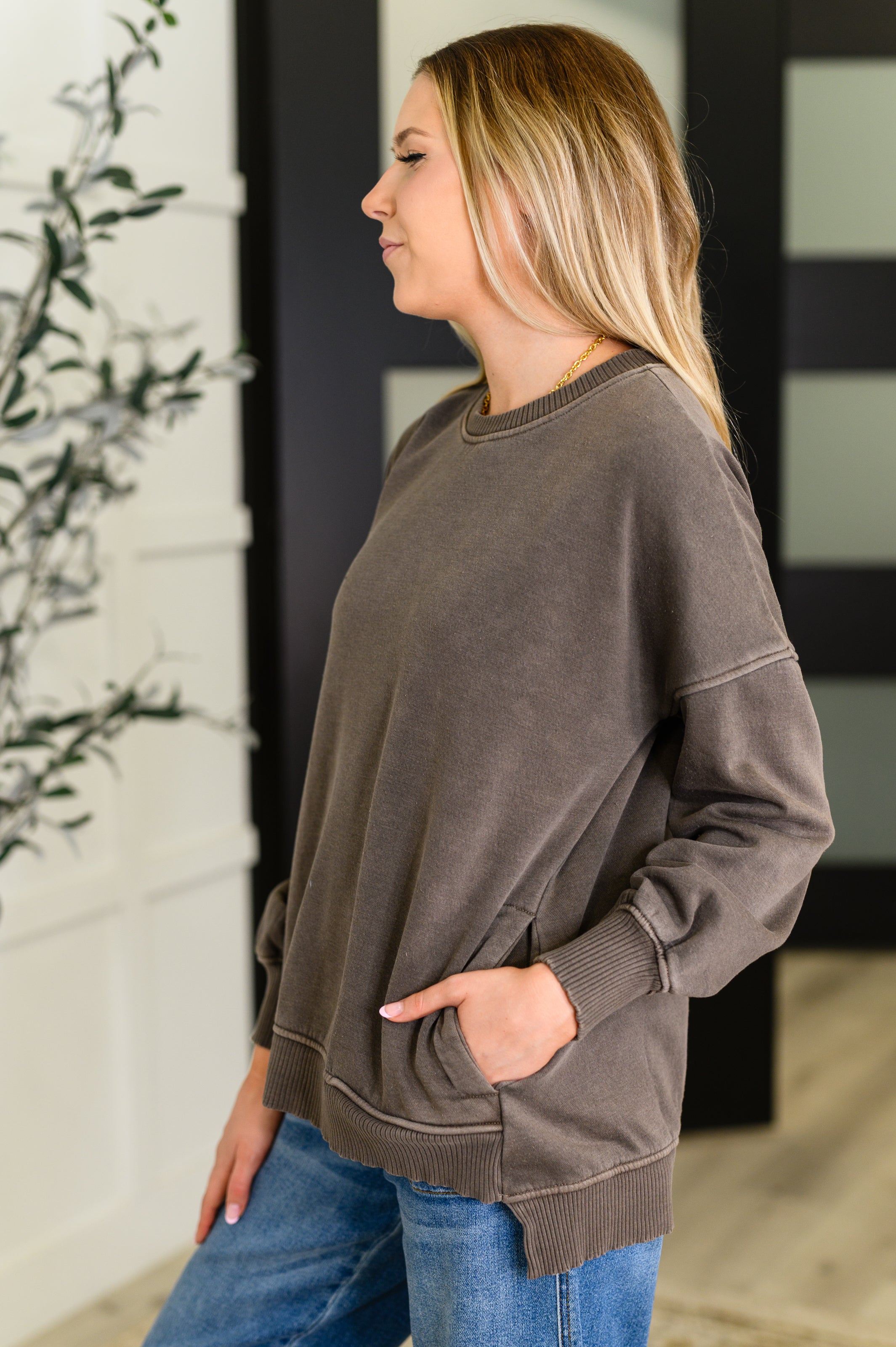 Talk Cozy to Me Stepped Hem Pullover • Brown