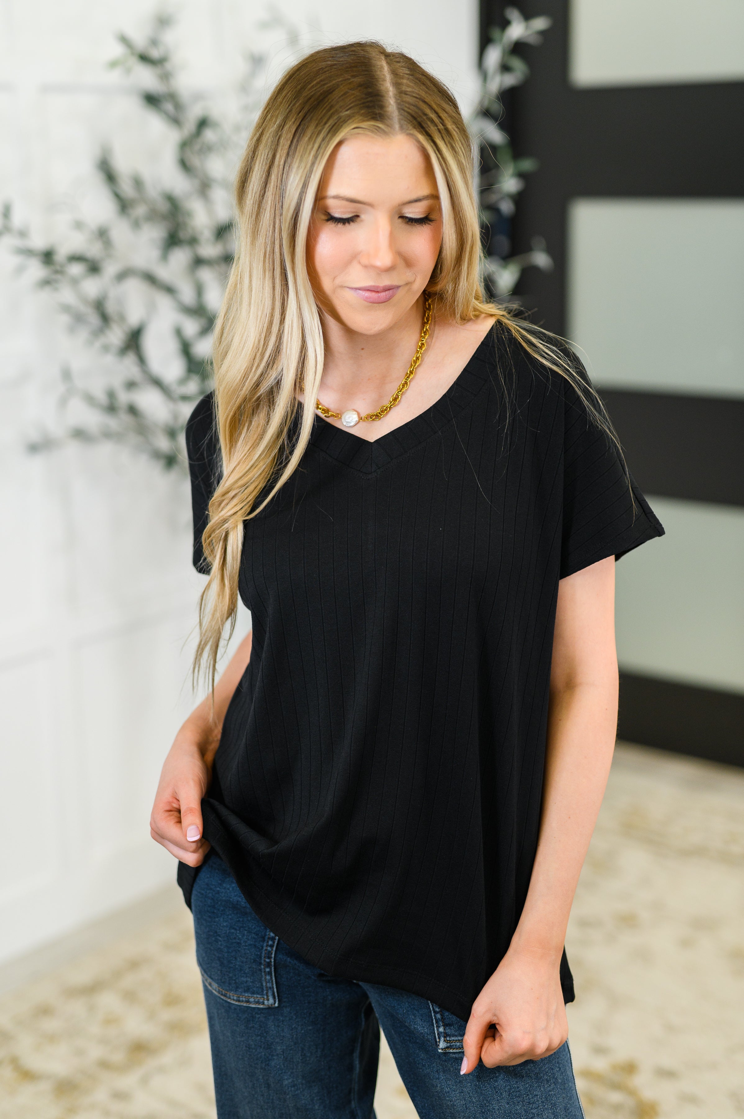 Top Shelf Basic V-Neck Ribbed Tee • Black